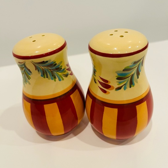 Southern Living At Home Siena salt and pepper shakers - Picture 3 of 5
